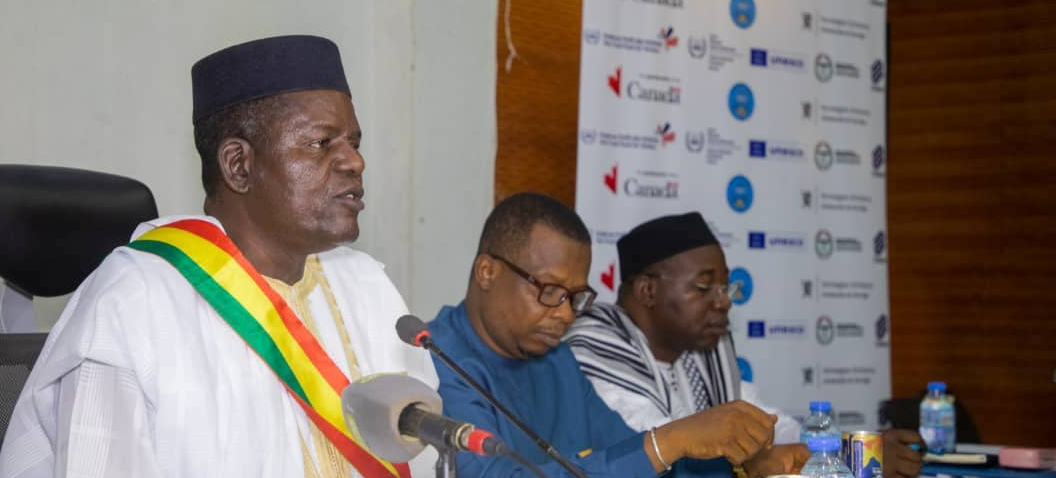 Aboubacrine Cissé, Mayor of Timbuktu, Ibrahim Sorie Yillah, Vice-Chairman of the Trust Fund for Victims, and Nouhoum Sangaré, Head of the ICC Office in Mali, at the launch ceremony in Timbuktu on July 6, 2022 (©Hameye Toure)
